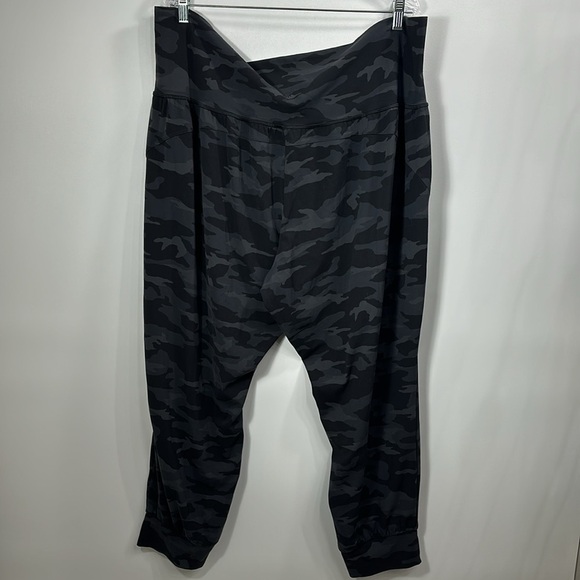 Athleta salutation printed jogger size 3X. - Picture 6 of 10